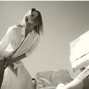 Mélanie Thierry Instagram - @numeromagazine , quand on se débrouille en plein confinement, ça se termine avec mon mec  derrière l objectif , et les gosses réquisitionnés à la lumière . De l aluminium scotché sur un plateau et ça fait l affaire .. #dafivebloods #spikelee