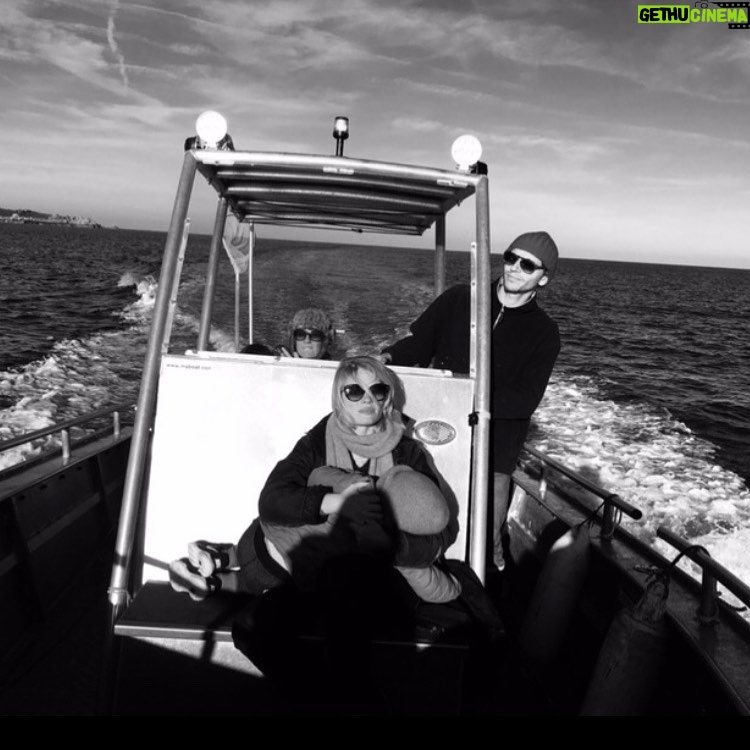 Mélanie Thierry - 4.4K Likes - 🎧🎧Le train du soir sur toutes les plateformes, le dernier ferry pour le Paradis , je le prends avec toi @raphaelharoche , Pour sûr . 🚃🚀⚓️Nouveau titre @raphaelharoche feat avec @pommeofficial #hautefidelité