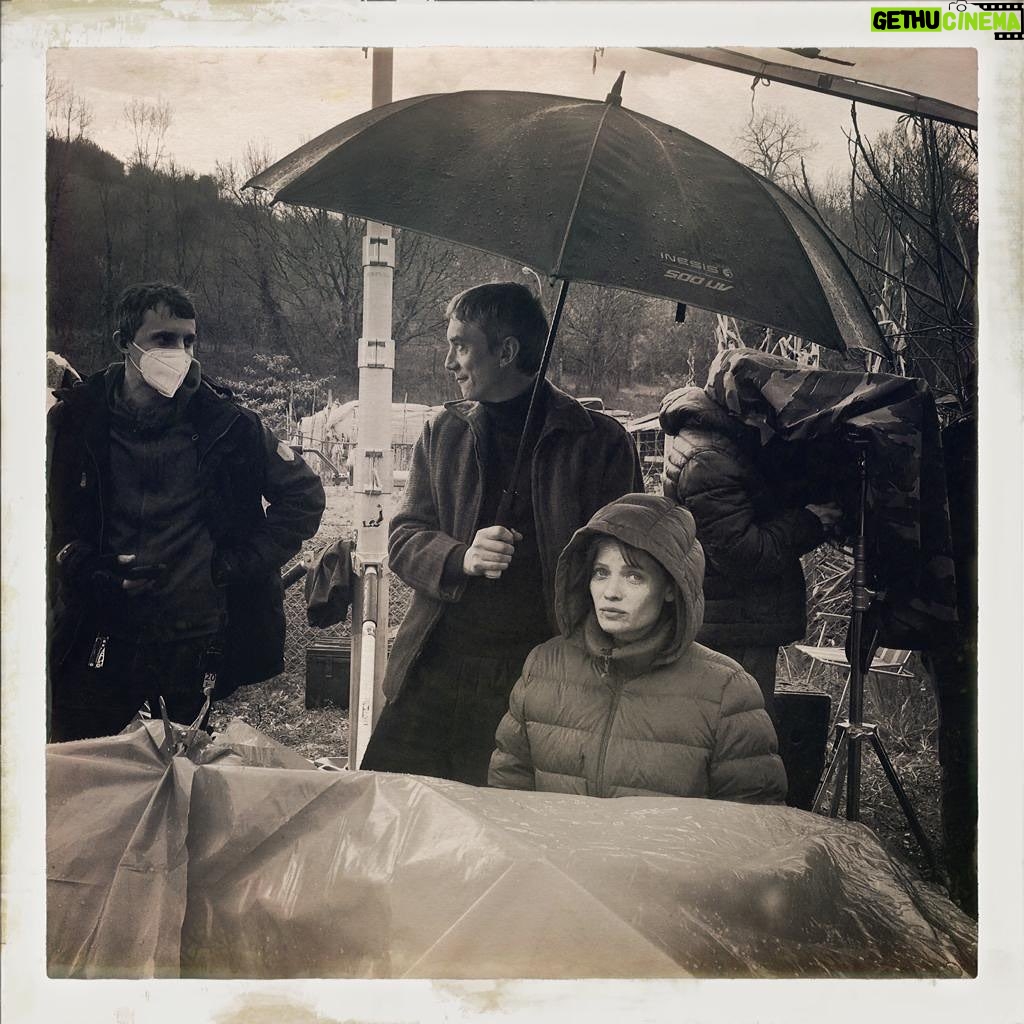 Mélanie Thierry - 4.7K Likes - C est la fête à la grenouille , tournage sous la flotte , mais tournage quand même ! Et tournage heureux , Swann Arlaud est un gentleman.