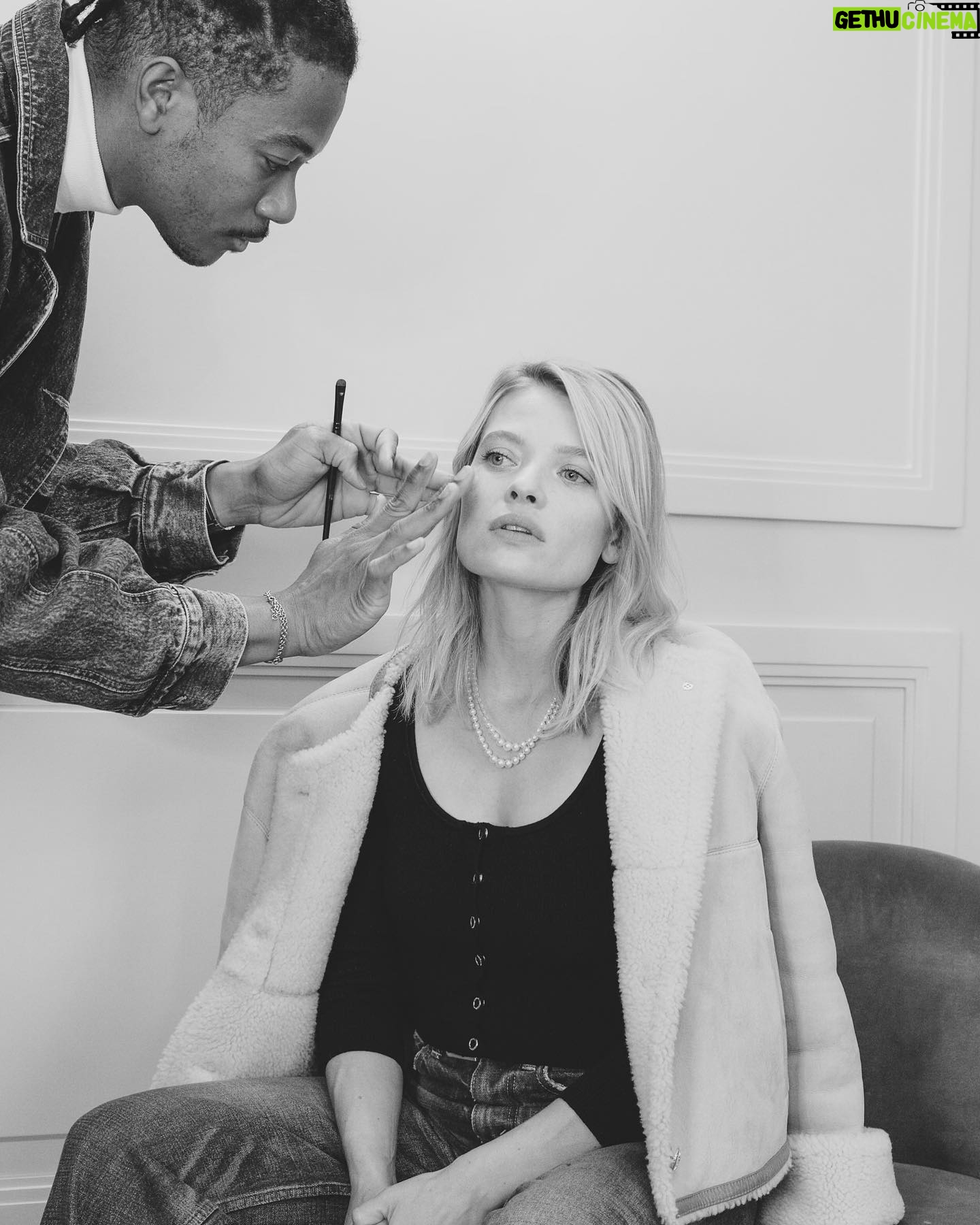 Mélanie Thierry - 4.9K Likes - On prétend être très détendu avant une journée promo , mais quand même , mon œil semble un peu anxieux ! Tout s est bien passé. Tralala bientôt sur vos écrans en salles de cinéma . Le 6 octobre - #tralala #frereslarrieu #mathieuamalric
Merci @pierarnophoto 📷 @harold_james 💄 @ctilburymakeup @_matthieuderrien