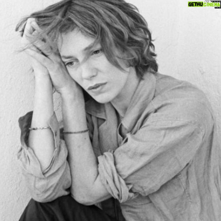 Mélanie Thierry - 5.6K Likes - Elle aura accompagné tant de générations, elle fut un émerveillement. Tant de tristesse, Jane 🖤