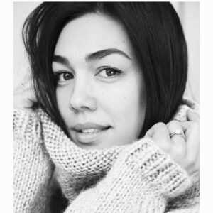 Melanie Vallejo Instagram - Righto, I’m on board... thanks @katherinelouisehicks for the nom
Here’s to strong women
May we know them
May we be them
May we raise them 🖤
#womensupportingwomen #challengeaccepted

*photographed by @brewbevanphoto 
*styled by @kimellmer 
For @whomagazine many moons ago