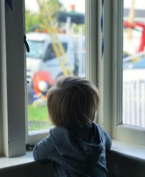 Melanie Vallejo Instagram - A truck and some workman outside our house aka toddler entertainment 👍🏼🚚🤩