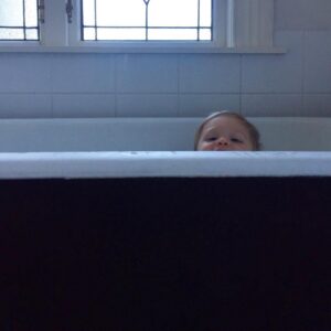 Melanie Vallejo Instagram - Cheeky 🐵
#buttonnose
#bathtime