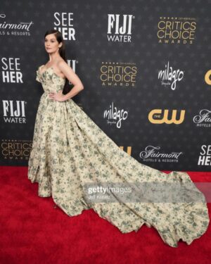 Melanie Zanetti Instagram - Tonight at the @criticschoice awards representing @officialblueytv @bbc Thank you to my incredible team, I love you all you brilliantly talented humans! 💗

Stylist @highheelprncess 
Make up @fionastiles 
Hair @cameron.rains 
Dress @markarian_nyc 
Shoes @casadeiofficial 
Jewelry @nicolerosejewelry @ruchinewyork 
Hot date and wonderful manager bringing it all together @bethslg 
❤️❤️❤️