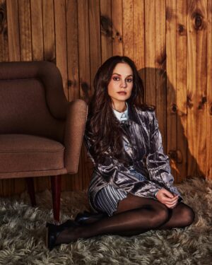 Melanie Zanetti Instagram - Shots by the incredible @stevenchee for @stellarmag feature out in Australia today 🖤✨

Photography: Steven Chee @stevenchee 
Styling: Kelly Hume @kellyahume 
Hair: Brad Mullins @bradmullinshair 
Make up: Kristyan Low @kristyanlow 
Interview and editor in chief: Sarrah Le Maquand @sarrahlemarquand