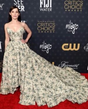 Melanie Zanetti Instagram - Tonight at the @criticschoice awards representing @officialblueytv @bbc Thank you to my incredible team, I love you all you brilliantly talented humans! 💗

Stylist @highheelprncess 
Make up @fionastiles 
Hair @cameron.rains 
Dress @markarian_nyc 
Shoes @casadeiofficial 
Jewelry @nicolerosejewelry @ruchinewyork 
Hot date and wonderful manager bringing it all together @bethslg 
❤️❤️❤️