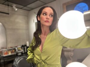 Melanie Zanetti Instagram - Tonight on the @fallontonight show talking all things @officialblueytv! 🧡💙 
HUGE THANK YOU TO 
@viktorijabowers for make up 
@damianmonzillo for hair 
@veronicaspadaro styling 
@bethslg my incredible manager for bringing it all together. 
You are all brilliant and I love you all! 💚