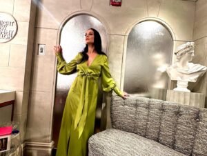 Melanie Zanetti Instagram - Tonight on the @fallontonight show talking all things @officialblueytv! 🧡💙 
HUGE THANK YOU TO 
@viktorijabowers for make up 
@damianmonzillo for hair 
@veronicaspadaro styling 
@bethslg my incredible manager for bringing it all together. 
You are all brilliant and I love you all! 💚