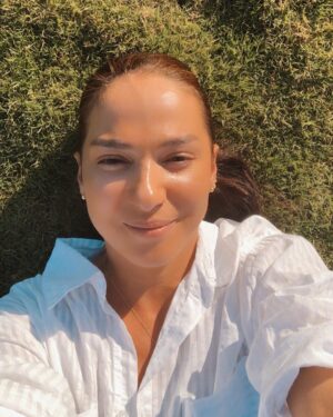 Melike Güner Instagram - Yeni okul dönemi, işler, toplantılar derken haftayı yarıladık🤍, kimler benim gibi enerjisini ☀️’ten ve 🌿’dan alıyor?