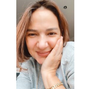 Melike Güner Instagram - Onları ilk gördüğümde şimdiki kadar kalabalık değildiler, şaşırdım tabii ama hoş gelmişlerdi, başımın üstünde yerleri vardı :)

Telaşla bir kuaföre koşmak ihtiyacı hissetmedim mesela.. Bana bir şey anlatıyordu bedenim ve ben onun sesini kısmak yerine duymayı tercih ettim..

Yaşıma, zamanıma küsmedim hiç.. Beyaz saçlarıma kızmadım, kendi beyazlarına kızanlara da sormadım sebebini, sormak aklıma bile gelmedi çünkü, çünkü her ayna aynı, hepimiz bakıyoruz kendimize, hepimiz farkındayız bedenimizi.. 

Misal ben hiç sahit olmadım bir erkeğin bir erkeğe ya da bir kadının bir erkeğe beyaz saçlarını hatırlattığına🤔 

Mesleğim sebebiyle gerektiğinde farklı kimliklere, değişik renklere bürünürüm ama günün sonunda beyaz saçlarıma gülümserim 🥰

Sizi, beyaz saçlarınızı, renkli saçlarınızı ve yaşanmış zamanlarınızı sevgiyle kucaklıyorum 😌

Bir de çok güzel bir şairin çok güzel bir şiirinden çok güzel bir bölüm bırakıyorum size 🙋🏻‍♀️

“..Yangelmişim diz boyu sulara  Hepinize iyiniyetle gülümsüyorum  Hiçbirinizle dövüşemem  Benim bir gizli bildiğim var  Sizin alınız al inandım  Morunuz mor inandım  Ben tam kendime göre  Ben tam dünyaya göre  Ama sizin adınız ne  Benim dengemi bozmayınız”

Turgut Uyar