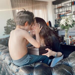 Melike Güner Instagram - Benim şekerim karşımda😍 Size de şeker gibi bayramlar 🙏🏼🍬💞