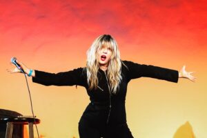 Melinda Hill Instagram - Hollywood Forever 8.27.23 #Feelgoodcomedy 🎤 
Fab photos by @debidelgrande 📸 
Thanks for having me @thejoywolfe @honeytwat 💎
What a fun & special night 🌟 
#actionshots #comedy #comedian
#physicalcomedy #comedienne #standupcomedy #standupcomedyindonesia