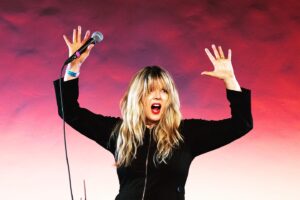 Melinda Hill Instagram - Hollywood Forever 8.27.23 #Feelgoodcomedy 🎤 
Fab photos by @debidelgrande 📸 
Thanks for having me @thejoywolfe @honeytwat 💎
What a fun & special night 🌟 
#actionshots #comedy #comedian
#physicalcomedy #comedienne #standupcomedy #standupcomedyindonesia