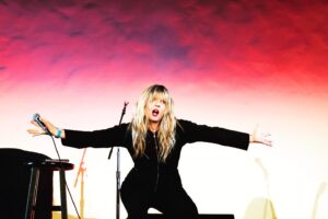 Melinda Hill Instagram - Hollywood Forever 8.27.23 #Feelgoodcomedy 🎤 
Fab photos by @debidelgrande 📸 
Thanks for having me @thejoywolfe @honeytwat 💎
What a fun & special night 🌟 
#actionshots #comedy #comedian
#physicalcomedy #comedienne #standupcomedy #standupcomedyindonesia