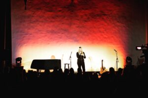Melinda Hill Instagram - Hollywood Forever 8.27.23 #Feelgoodcomedy 🎤 
Fab photos by @debidelgrande 📸 
Thanks for having me @thejoywolfe @honeytwat 💎
What a fun & special night 🌟 
#actionshots #comedy #comedian
#physicalcomedy #comedienne #standupcomedy #standupcomedyindonesia