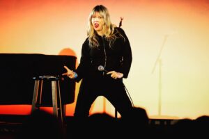 Melinda Hill Instagram - Hollywood Forever 8.27.23 #Feelgoodcomedy 🎤 
Fab photos by @debidelgrande 📸 
Thanks for having me @thejoywolfe @honeytwat 💎
What a fun & special night 🌟 
#actionshots #comedy #comedian
#physicalcomedy #comedienne #standupcomedy #standupcomedyindonesia