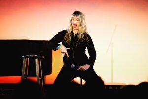 Melinda Hill Instagram - Hollywood Forever 8.27.23 #Feelgoodcomedy 🎤 
Fab photos by @debidelgrande 📸 
Thanks for having me @thejoywolfe @honeytwat 💎
What a fun & special night 🌟 
#actionshots #comedy #comedian
#physicalcomedy #comedienne #standupcomedy #standupcomedyindonesia
