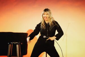 Melinda Hill Instagram - Hollywood Forever 8.27.23 #Feelgoodcomedy 🎤 
Fab photos by @debidelgrande 📸 
Thanks for having me @thejoywolfe @honeytwat 💎
What a fun & special night 🌟 
#actionshots #comedy #comedian
#physicalcomedy #comedienne #standupcomedy #standupcomedyindonesia