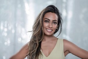 Melinda Shankar Instagram - Is it a bad time to tell my agent that this hair is now a bit shorter and back to my natural black?? 😂😅