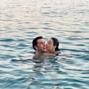 Melis Birkan Instagram - Bir küçük tatil #tbt'si... Bu kardeşleri pek seviyorum @denizaydin @arasaydinofficial🤍🧡 Azıcık sıcaktan bunaldığımız, doğaya ve yıldızlara aşık olup, bakamaya doyamadığımız, bizi gündüz gündüz kıtlayan kara sineklerden kaçmaya çalışırken bu pozları vermeye çalıştığımız, bol yüzdüğümüz, yüzerken bir takım su balesi performansları sergilerdigimiz doğrudur. Ayrıca son videoda olduğu gibi tatildeyim diye çöp,  plastik toplamadığımı düşünmeniz beni üzer 😄🔫🦀