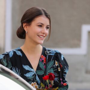Melis Sevinç Instagram - Öğretmenler Günü’nden Selma Çiçek 🌸
Yeni bölüm birazdan #GönülDağı
📷: @gulaytekeli ✨
