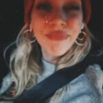 Melis İşiten Instagram – papatyalarla dolu bir dünya hayal ediyorum, ki hayal konusunda iyiyimdir, bir de elime bu sabah bir tutam papatya verdi, en sevdiğim hayalimi hatırlattı, yenisi için adım attırdı, yeni sofra hayali kurdurttu. 
hep daha çok hayal, hep daha çok papatya, hep daha çok sofra, hep daha çok adım.
ve hep kalpten.
*çok anlam aramayın kelimelere odaklanın.
yeni-hayal-papatya-adım-kalp-sofra