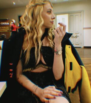 Melis İşiten Instagram - canım @aydantas1 ımın davetiyle bu özel günde kız kardeşlerimiz için kadınlar olarak sahnede olmak şahane bir histi! Bir parçası olmamıza alan tanıdığı için kendisine teşekkür ederim🤍
@gelecegin.guclukadinlari iyi ki varsınız🌹
@zeyneptosunofficial tasarımını taşımak ayrıca çok kıymetliydi. ben kalp zeynep.
Bazı Helenistik kadınlar🖤