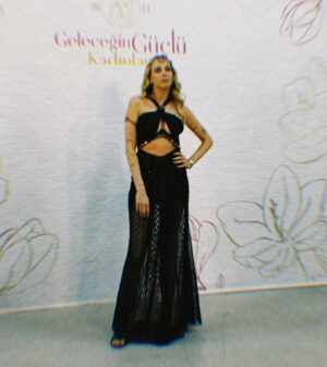 Melis İşiten Instagram - canım @aydantas1 ımın davetiyle bu özel günde kız kardeşlerimiz için kadınlar olarak sahnede olmak şahane bir histi! Bir parçası olmamıza alan tanıdığı için kendisine teşekkür ederim🤍
@gelecegin.guclukadinlari iyi ki varsınız🌹
@zeyneptosunofficial tasarımını taşımak ayrıca çok kıymetliydi. ben kalp zeynep.
Bazı Helenistik kadınlar🖤