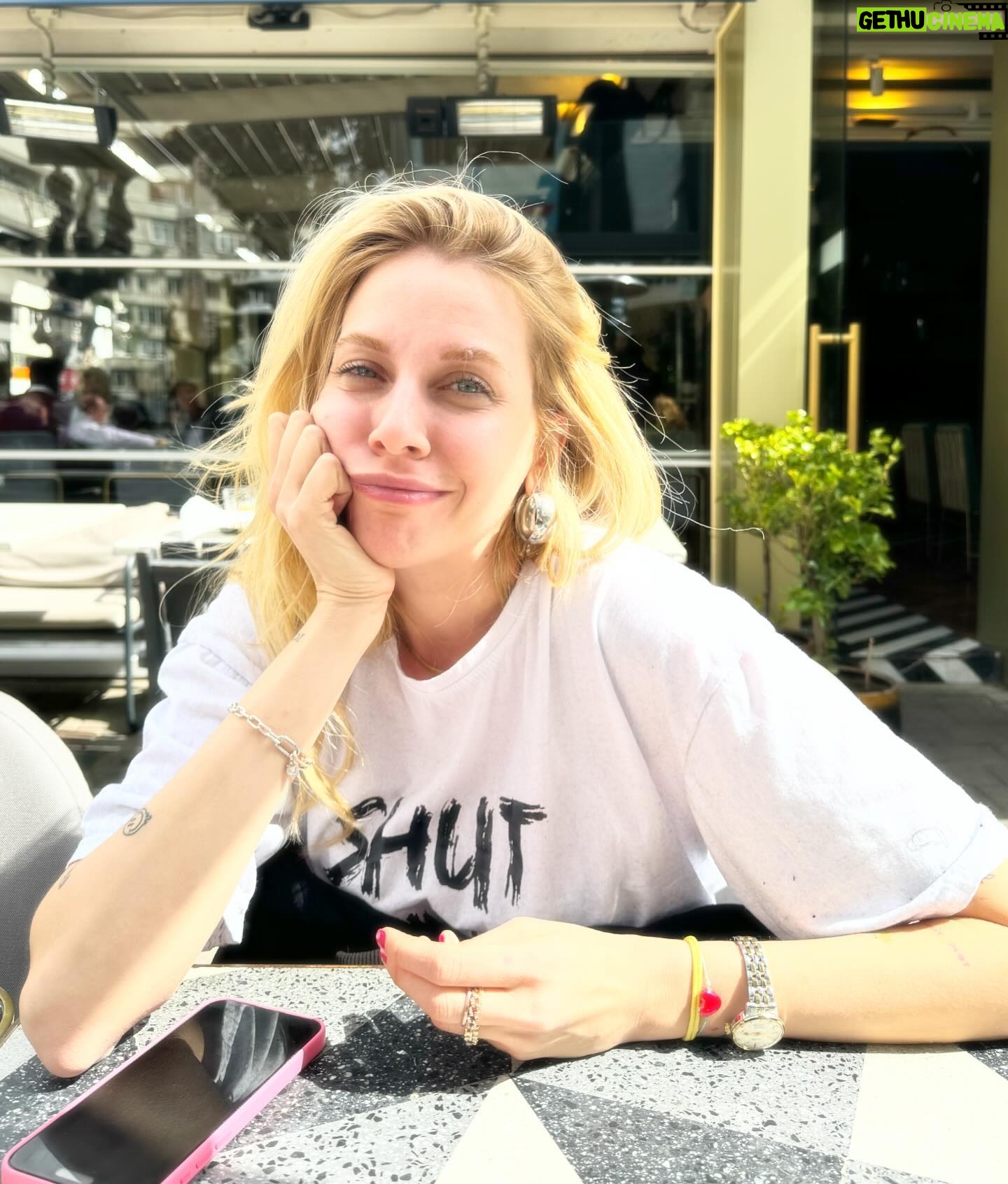 Melis İşiten Instagram - tutulmanınherkeseiyigeleceğineinanmaktamamenbenimhayattakitercihimdirvekimseninneşesinekimseninkarışamayacağıgibikimsenintercihikimseyiilgilendirmezayrıcabubirizmirdumpıdırçünkütutulmabizizmirdeykengerçeleşmiştir.