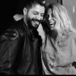 Melis İşiten Instagram – Her 5 Ocak olduğunda aynı gülümseme gelecek yüzüme sayende arkadaşım.
Bu fotoğraf poz verdiğimiz son ikili fotoğrafımız.
Bu gece Son Aksi gecemiz. Bu kahkahanın sebebi son sırrımız.
Bu gülüş, senin gülüşün!
Doğduğun gün kutlu olsun arkadaşım.
İyi ki sen, sendin.
İyi ki biz, bizdik.
Seni seviyorum, ömürlük.
Seni unutursam kalbim kurusun.