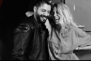 Melis İşiten Instagram - Her 5 Ocak olduğunda aynı gülümseme gelecek yüzüme sayende arkadaşım.
Bu fotoğraf poz verdiğimiz son ikili fotoğrafımız.
Bu gece Son Aksi gecemiz. Bu kahkahanın sebebi son sırrımız.
Bu gülüş, senin gülüşün!
Doğduğun gün kutlu olsun arkadaşım.
İyi ki sen, sendin.
İyi ki biz, bizdik.
Seni seviyorum, ömürlük.
Seni unutursam kalbim kurusun.