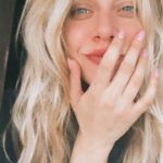 Melis İşiten Instagram - razıyım bazı huzurlu anlardan, çok olan hislerden ve güneşin doğduğu sabahlardan. 🧿