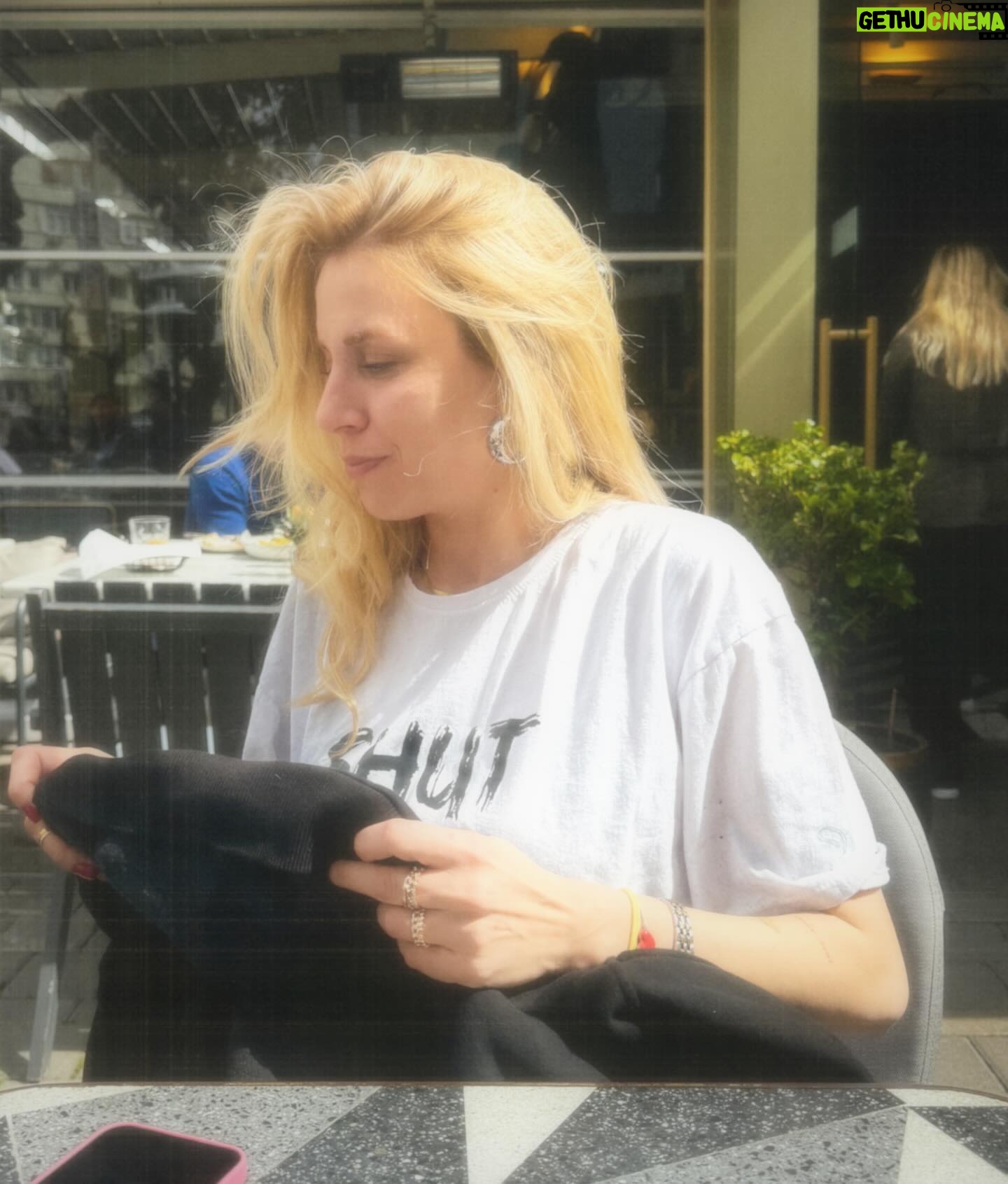 Melis İşiten Instagram - tutulmanınherkeseiyigeleceğineinanmaktamamenbenimhayattakitercihimdirvekimseninneşesinekimseninkarışamayacağıgibikimsenintercihikimseyiilgilendirmezayrıcabubirizmirdumpıdırçünkütutulmabizizmirdeykengerçeleşmiştir.
