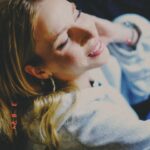 Melis İşiten Instagram – papatyalarla dolu bir dünya hayal ediyorum, ki hayal konusunda iyiyimdir, bir de elime bu sabah bir tutam papatya verdi, en sevdiğim hayalimi hatırlattı, yenisi için adım attırdı, yeni sofra hayali kurdurttu.
hep daha çok hayal, hep daha çok papatya, hep daha çok sofra, hep daha çok adım.
ve hep kalpten.
*çok anlam aramayın kelimelere odaklanın.
yeni-hayal-papatya-adım-kalp-sofra