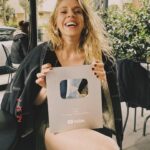 Melis İşiten Instagram – papatyalarla dolu bir dünya hayal ediyorum, ki hayal konusunda iyiyimdir, bir de elime bu sabah bir tutam papatya verdi, en sevdiğim hayalimi hatırlattı, yenisi için adım attırdı, yeni sofra hayali kurdurttu. 
hep daha çok hayal, hep daha çok papatya, hep daha çok sofra, hep daha çok adım.
ve hep kalpten.
*çok anlam aramayın kelimelere odaklanın.
yeni-hayal-papatya-adım-kalp-sofra