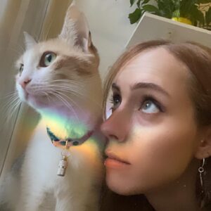 Melisa Akman Instagram - Canım Yin. 11 yıldır yanımda olan, tek tek patilerini öptüğüm, koynumda uyuttuğum, benim için kediden öte olan bambaşka bir bağa sahip olduğum kızımı gömdük. Göz yaşlarım gibi yağmur yağdı bir de üstüne, Eylül’ün ilk yağmuru. Tedavilere dayanamadı miniğim. Yanlış teşhis, yanlış tedavi ve bir bakışıyla şıp diye anlayan veterinerlerden yoruldu. Sessizce gitti. Bu süreçte iki kere kan transferi yaptık. Donörlerimize ve bize her anlamda destek olan güzel yürekli insanlara çok teşekkür ederim. Bir parçam koptu. Umarım sana layık olabilmişimdir Yin. Son fotomuzu sona koydum. Yerin asla dolmayacak.