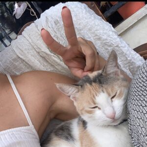 Melisa Akman Instagram - Canım Yin. 11 yıldır yanımda olan, tek tek patilerini öptüğüm, koynumda uyuttuğum, benim için kediden öte olan bambaşka bir bağa sahip olduğum kızımı gömdük. Göz yaşlarım gibi yağmur yağdı bir de üstüne, Eylül’ün ilk yağmuru. Tedavilere dayanamadı miniğim. Yanlış teşhis, yanlış tedavi ve bir bakışıyla şıp diye anlayan veterinerlerden yoruldu. Sessizce gitti. Bu süreçte iki kere kan transferi yaptık. Donörlerimize ve bize her anlamda destek olan güzel yürekli insanlara çok teşekkür ederim. Bir parçam koptu. Umarım sana layık olabilmişimdir Yin. Son fotomuzu sona koydum. Yerin asla dolmayacak.