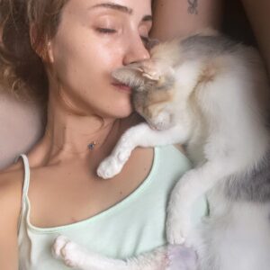 Melisa Akman Instagram - Canım Yin. 11 yıldır yanımda olan, tek tek patilerini öptüğüm, koynumda uyuttuğum, benim için kediden öte olan bambaşka bir bağa sahip olduğum kızımı gömdük. Göz yaşlarım gibi yağmur yağdı bir de üstüne, Eylül’ün ilk yağmuru. Tedavilere dayanamadı miniğim. Yanlış teşhis, yanlış tedavi ve bir bakışıyla şıp diye anlayan veterinerlerden yoruldu. Sessizce gitti. Bu süreçte iki kere kan transferi yaptık. Donörlerimize ve bize her anlamda destek olan güzel yürekli insanlara çok teşekkür ederim. Bir parçam koptu. Umarım sana layık olabilmişimdir Yin. Son fotomuzu sona koydum. Yerin asla dolmayacak.