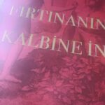 Melisa Doğu Instagram – 🍎🐍‘FIRTINANIN KALBİNE İN’ kitabım, yıllardır yazdığım birçok duygunun toplamını, binlerce parçaya bölüp sizlerle paylaştığım, her yaşadığınız iniş çıkışta, dönüp bakabilmeniz ve kendinize aynada dürüst olabilmeniz adına başucunuzda durabilsin diye artık tüm kitapçılarda ve online satışta 🙏🏻📕♥️ #FIRTINANINKALBİNEİN @muptela.yayinlari @penguen.kitabevi @iamduygubay