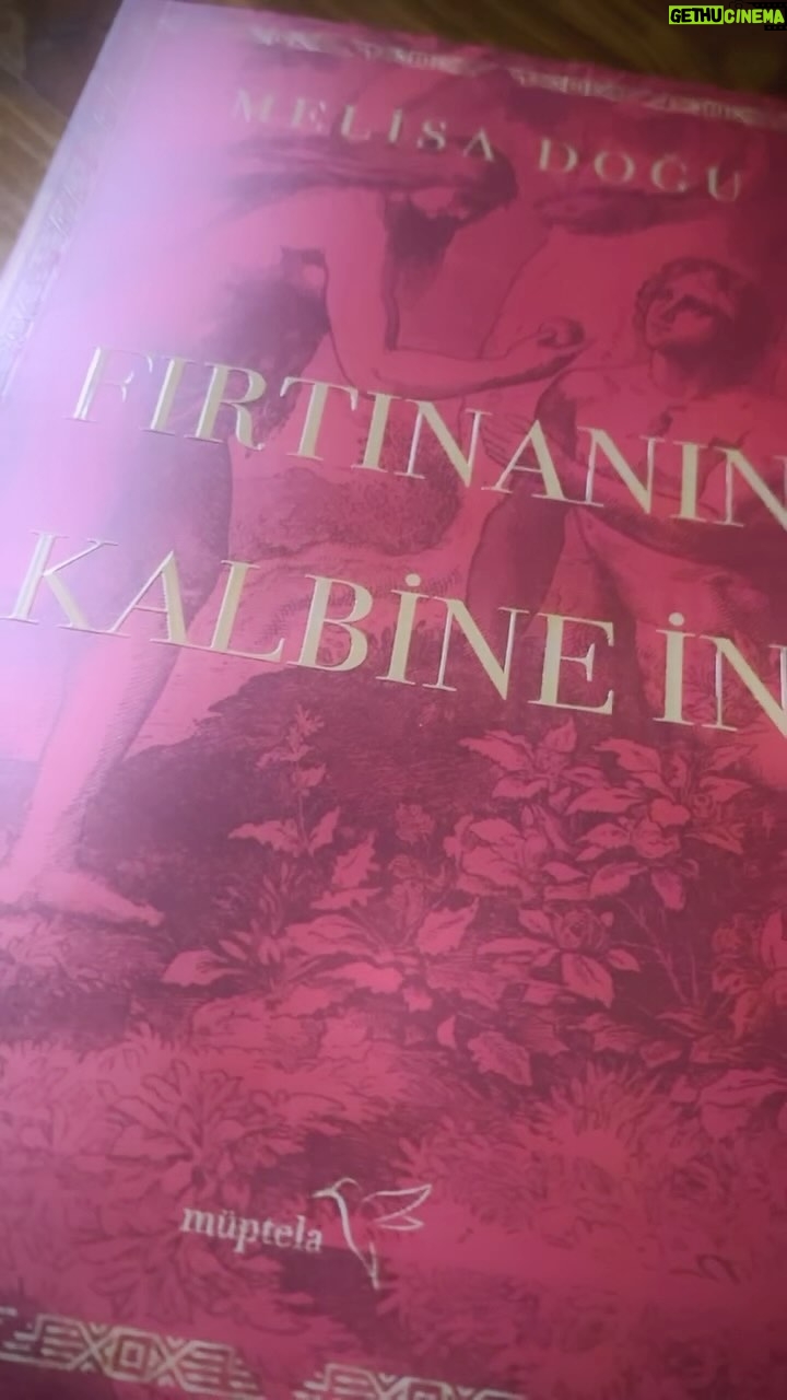 Melisa Doğu Instagram - 🍎🐍‘FIRTINANIN KALBİNE İN’ kitabım, yıllardır yazdığım birçok duygunun toplamını, binlerce parçaya bölüp sizlerle paylaştığım, her yaşadığınız iniş çıkışta, dönüp bakabilmeniz ve kendinize aynada dürüst olabilmeniz adına başucunuzda durabilsin diye artık tüm kitapçılarda ve online satışta 🙏🏻📕♥️ #FIRTINANINKALBİNEİN @muptela.yayinlari @penguen.kitabevi @iamduygubay