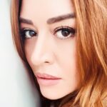 Melisa Doğu Instagram – ✴️Aralığın ortasında bir yerlerde, kaybolmadan yolunu bulmaya çalışan, ocağın altını yakabilecek miyiz diye düşünen, tüm aklı karışıklara gelsin🙏🏻 
Duvara yaslanıp dur/ma durağı 🚏🪞🌙