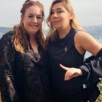 Melisa Doğu Instagram - Ve @neolursanolrahatol 34. bölüm konuğu, bitmeyen enerjisi, kova burcu zekası, empati dolu kalbi ve tüm güzelliği ile Melisa Doğu. Saat 19:00 da yayındayız. Röportajın sonunda çirkin kalpli insanlara hep birlikte bay bay diyelim ve yorumlarda buluşalım olur mu? Bir de @melisadogu nun son çıkan kitabı “Fırtınanın Kalbine İn”i alıp kapakta yazan ismin dersini yapmanızı öneririm. Hoyrat ve acıtıcı soğuğuna rağmen sorunu temelden çözünce oluyor. Yönetmen @poyrazarna Görüntü Yönetmeni @mahmutkivircik Kamera @suleymansantur Montaj: @batinoztrk Kanal Seo: Ayça Ofluoğlu Saç: @zekidikmenofficial Makyaj: @makeupdemetaltan Kıyafetler @skecherstr Mekan @divankurucesme #melisadoğu #asuman #yasakelma #yasakelmaasuman #kızılgoncalar #neolursanolrahatol #sibelarna #fırtınanınkalbinein