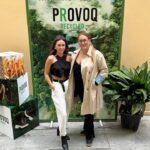 Melisa Doğu Instagram - 🌿Bugün @1buse_turan ev sahipliğinde @cocodemaplants ‘de @ayakkabidunyasi ile buluşup; @provoqshoes #provoqrecycled ürünlerini tanıdık ve çok memnun olduk 👞 Desen desen çiçeklerden ve yapraklardan imzamızı da attık 🌺 #doğayaadımat #gogreen. Geri dönüşümlü, sürdürülebilir moda sizce de çok mantıklı değil mi🍀🙏🏻