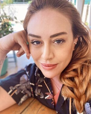 Melisa Doğu Instagram - İçimde bayram çiçekleri 🍀🦋🌞🍬