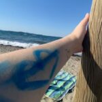 Melisa Doğu Instagram – #birküçükegehikayesi dönüş yolunda, unutmamak adına, sevdiğin sesleri duymak, iyi kileri keşkelerin önüne koymak, sevgi ile, saygı ile çünkü Lal lal la’dır🌾💙🪶🍀🙏🏻🥂 #urla #alaçatı #köyiçi