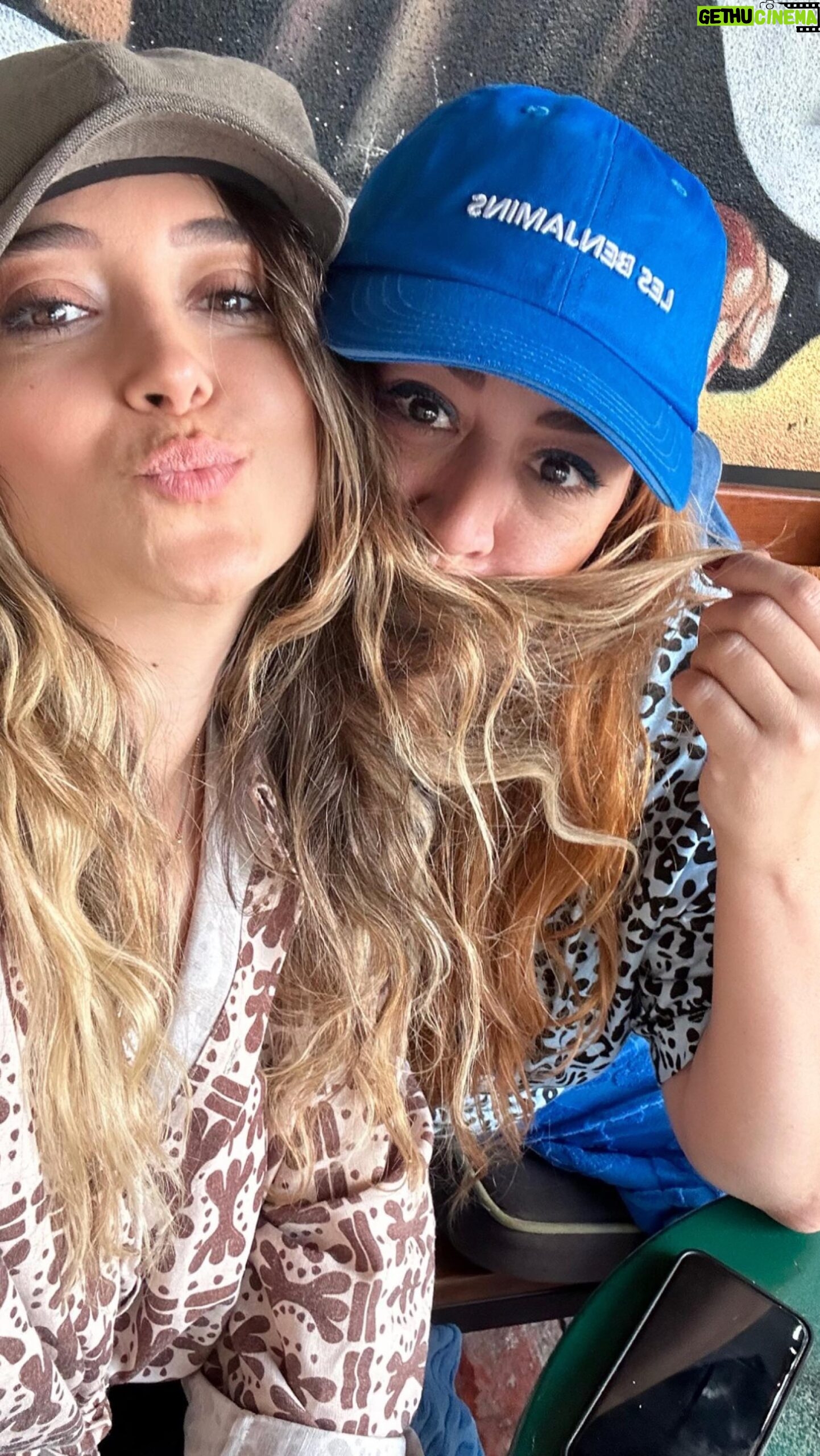 Melisa Doğu Instagram - Cuma gibi Salı, cimcime geldi, orjinal mi orijinal mi tdk ‘ya sorduk, doğru bildiğimiz yanlışlar ki yanlışı doğru yazdım, yanılmaktan gelir, mis gibi bir hava ve Çukurcuma 😎😘🍀📸🎥📀🎞️ @zeynepozneseli