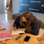 Melisa Doğu Instagram – #FIRTINANINKALBİNEİN KİTABIMIN BUGÜN İMZA GÜNÜNÜ YAPTIK, GELEN, İLGİLENEN OKURLAR, AİLEM VE SEVGİLİ DOSTLARIM BENİ YALNIZ BIRAKMADINIZ ÇOK TEŞEKKÜR EDERİM 🙏🏻 @muptela.yayinlari @penguen.kitabevi 🌪️🫀♥️📕