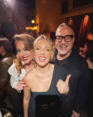 Melisa Doğu Instagram - Canım Melisa’m hem yeni kitabını hem de doğum gününü kutladı dün akşam♥️
Ve ne mutlu ki tüm eski dostlarımı bir çırpıda görüverdim☺️
Uzun zamandır çok özlediğim çok mutlu olduğumuz ihtiyaç duyduğumuz bir akşamdı.
Sanırım yeni yaşın yeni kitabınla hepimize neşe saçtın!
Parlamaya devam et tatlı kızım🌟
Dostlarımı sizi çok seviyorum🫶🏻🧿🙏🏼
#fırtınanınkalbinei̇n
