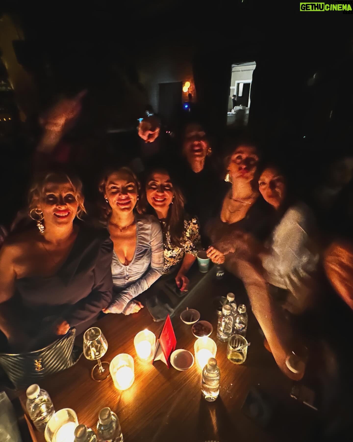 Melisa Doğu - 15.6K Likes - Canım Melisa’m hem yeni kitabını hem de doğum gününü kutladı dün akşam♥️
Ve ne mutlu ki tüm eski dostlarımı bir çırpıda görüverdim☺️
Uzun zamandır çok özlediğim çok mutlu olduğumuz ihtiyaç duyduğumuz bir akşamdı.
Sanırım yeni yaşın yeni kitabınla hepimize neşe saçtın!
Parlamaya devam et tatlı kızım🌟
Dostlarımı sizi çok seviyorum🫶🏻🧿🙏🏼
#fırtınanınkalbinei̇n